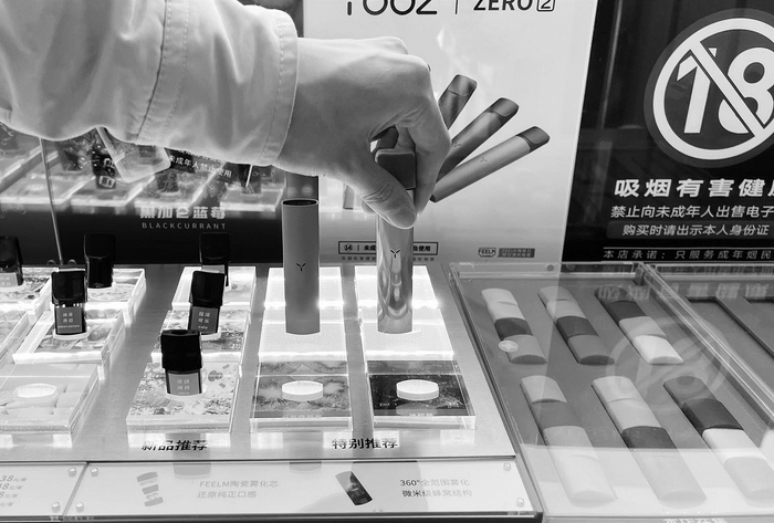     种类繁多的电子烟让人眼花缭乱。    新华社记者 刘续 摄