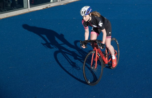 　　英国铁三国家队运动员身穿迪桑特专业骑跑服
