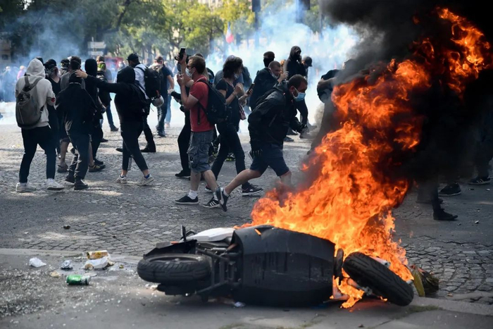 　　当地时间2020年9月12日，法国巴黎，“黄马甲”示威游行在新冠肺炎疫情中卷土重来。警方逮捕约300人。