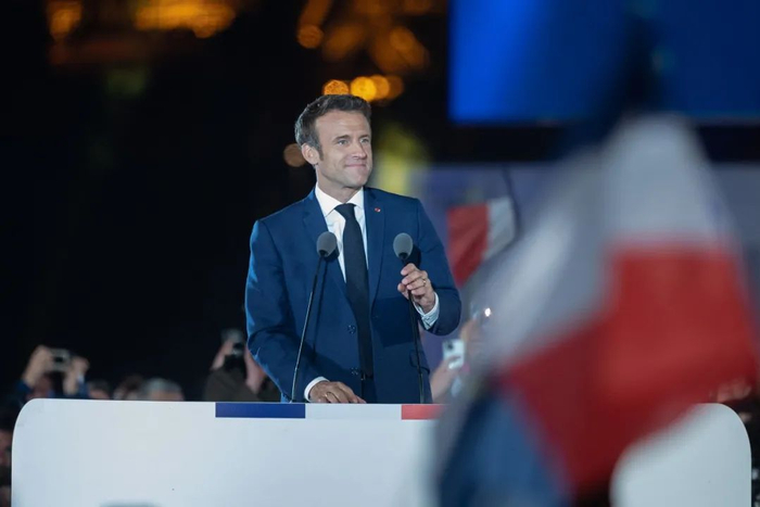 　　当地时间2022年4月24日，法国巴黎，法国总统马克龙在马尔斯广场（Champ de Mars）发表胜利演讲。马克龙以58.2%的得票率击败对手勒庞，成功连任法国总统。（图 | 视觉中国）