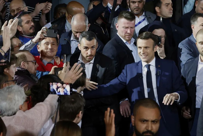 　　当地时间2022年4月2日，法国巴黎近郊楠泰尔，法国总统马克龙举行大型竞选集会，意图加强与选民互动，进一步提振选情，为竞选连任做好准备。主办方称超过3万人参加集会。（图 | 视觉中国）