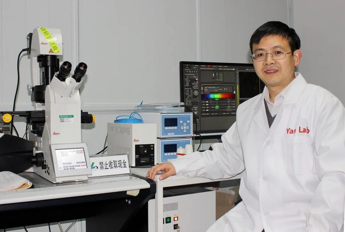 ▲严顺平老师在实验室（受访者 供图）