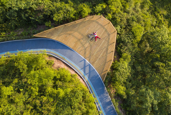 龚家山风景让人流连忘返，这里有360度圆形观景台，绿道绵延、绿植葱郁，是骑行游玩胜地。摄影/卢哲平