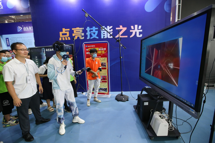 ▲2021年7月24日，首届山东省技能人才队伍建设成果展在济南高新国际会展中心开幕，邀请技工院校、行业企业的高技能人才展示精益求精的劳动成果和工匠精神。