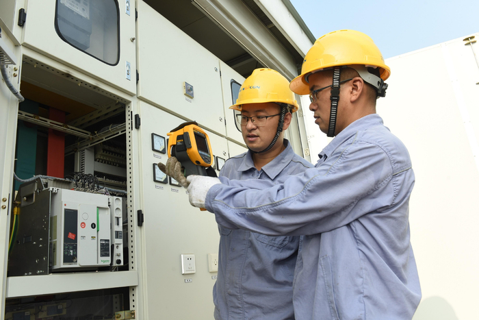 ▲2021年8月8日，江苏省连云港市东海县黄川镇生态农业光伏电站维护技工正在新沭河滩涂巡检太阳能发电设备。