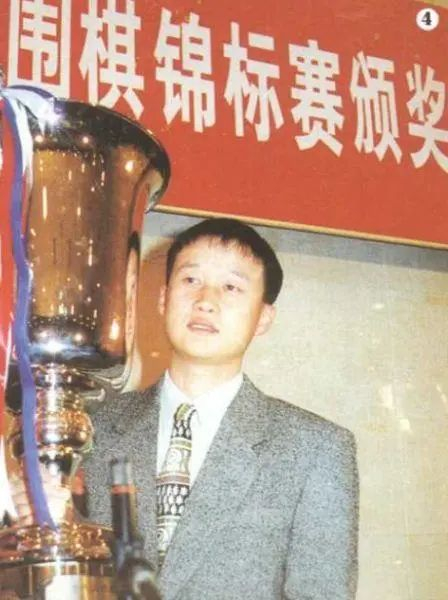 1996年应氏杯，刘昌赫捧冠军奖杯