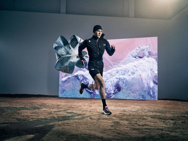 　　迪桑特品牌代言人彭于晏身着迪桑特跑步系列