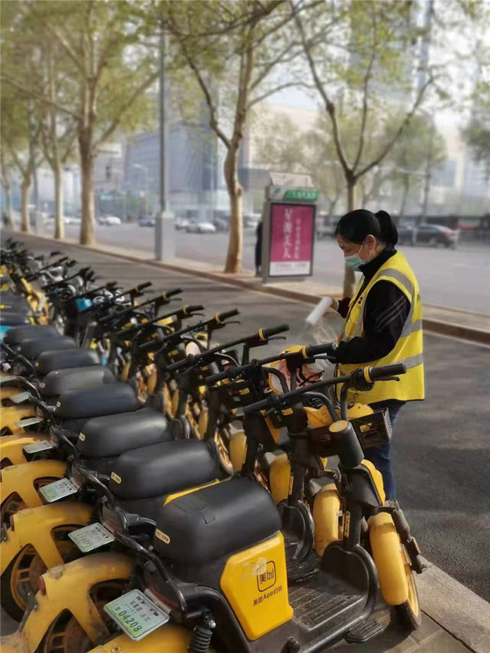 美团共享电单车工作人员正在清洁头盔。河北日报通讯员 李建国供图