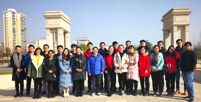 ▲严顺平老师与团队师生在一起（受访者 供图）