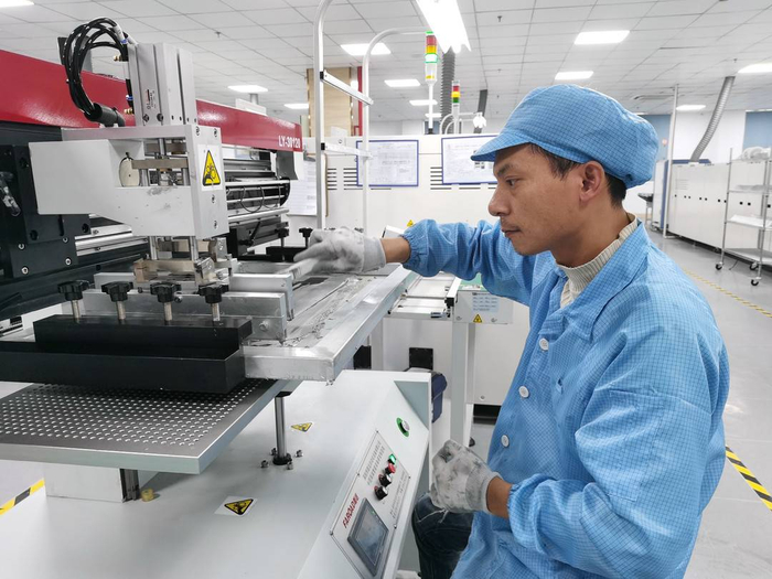 开州浦里新区名赫电子科技有限公司员工在生产线上。余清英/摄