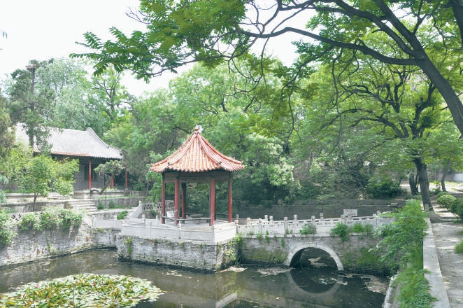 荩园的正堂、长桥与六角亭 贾珺 摄