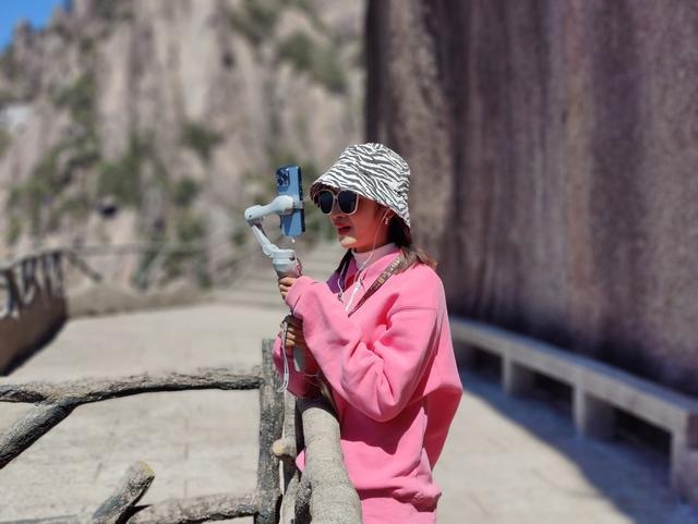 4月9日，蒋薇正在黄山风景区进行直播。新京报记者 汪畅 摄