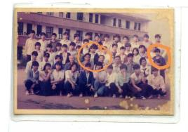 岩泉中学76班毕业照，中间画圈者为邓群莲，右侧画圈者为黄玉兰。受访者供图