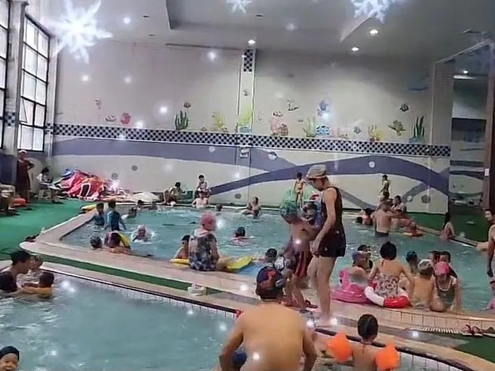 五洲温泉游泳馆内部（图 | 抖音@五洲俱乐部温泉游泳馆）