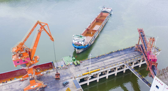 开州港迎来首艘万吨级货轮。熊威/摄