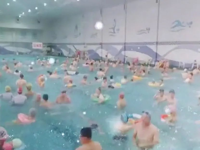 节假日的五洲游泳馆人满为患（图 | 抖音@五洲俱乐部温泉游泳馆）