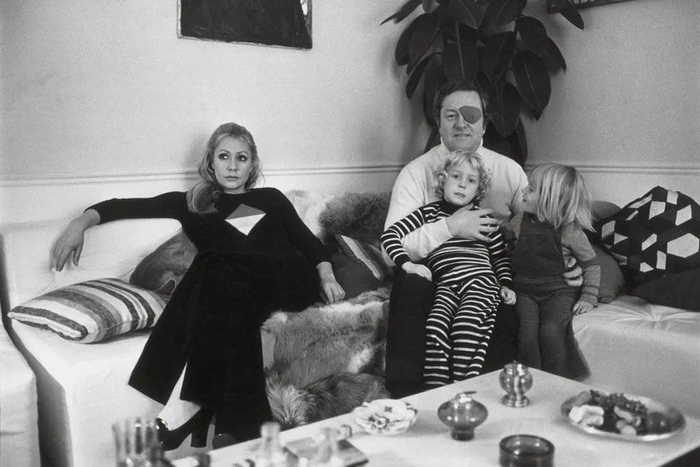 ◎ 老勒庞夫妇与他们的两个女儿。图片来源：The Economist