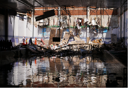 救援人员正在事故现场开展救援工作（图 | 人民视觉）