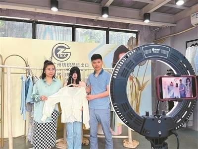 广交会期间，参展企业通过直播平台向海内外客商推介产品。苏韵桦 摄
