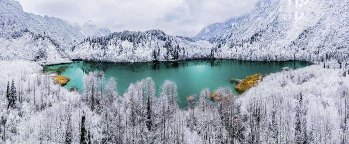 龙池国家森林公里，翠峰环拱、湖水清澈。每当下雪之际，这里的群峰更是披上了晶莹白雪，美得不可方物。摄影/黄伦斌