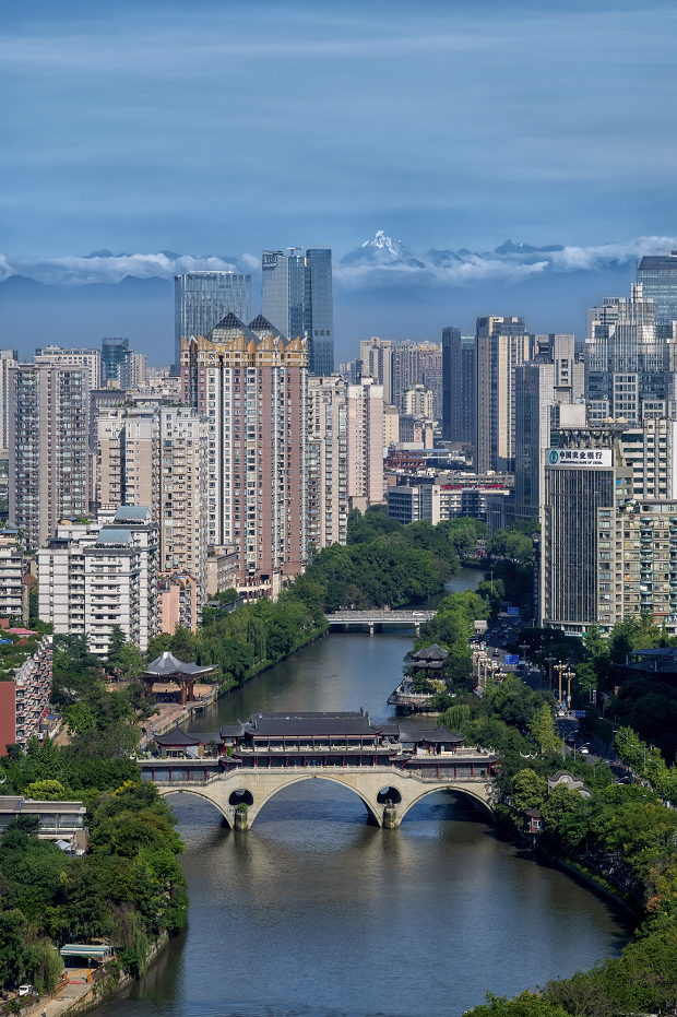 成都安顺廊桥一景，远处雪山若隐若现。摄影/王勤