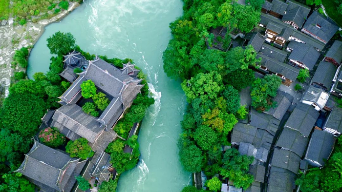 这是宝瓶口，都江堰将岷江水通过飞沙堰分流，江水通过宝瓶口流入成都平原，灌溉良田，滋润土地。摄影/何勃