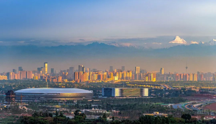 每当天气晴好，“蜀山之王”贡嘎山、幺妹峰、大雪塘等山峰就会显现，在成都遥望雪山已成为一种诗意的生活方式。摄影/嘉楠