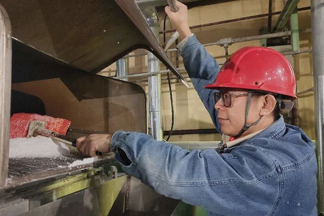 ▲付刚使用自制“痒痒挠”清理滤网。