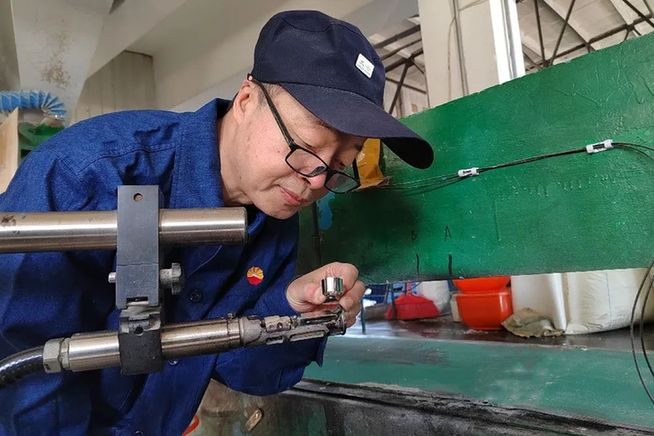 ▲曲铁岭在检查回收管状况。