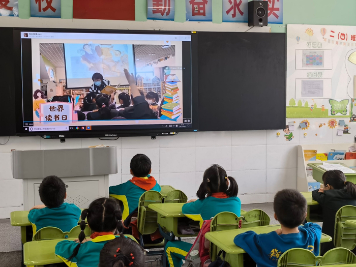 学生们通过视频观看校长讲绘本故事《我帮妈妈打怪兽》
