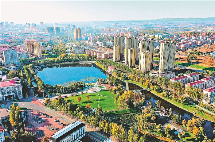     绿水秀岸天水湖。贾宝琳摄