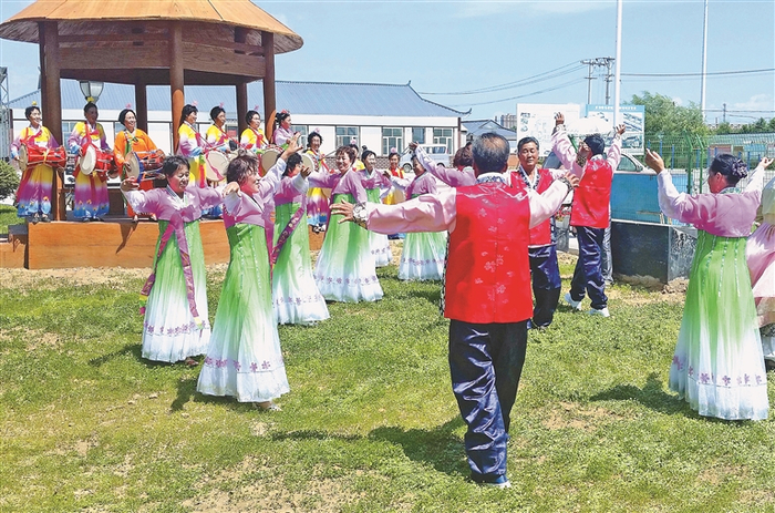     红光村朝鲜族丰收节。    胡振辉摄
