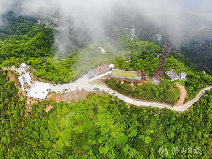 透过“皂幕之巅”观景平台，观赏烟雾缭绕的皂幕山风景区。洪海/摄