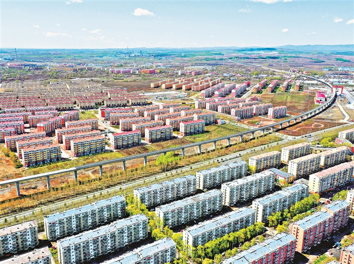     建设中的佳鹤铁路。胡振辉摄