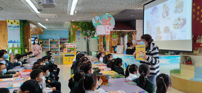 合肥市青年路小学教育集团校长徐翠银在给同学们讲绘本故事《我帮妈妈打怪兽》