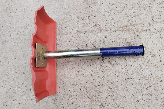 ▲付刚用废料做成的清理滤网工具。