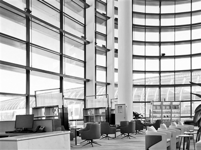     全省唯一的9米高、270°环幕贵宾休息区。