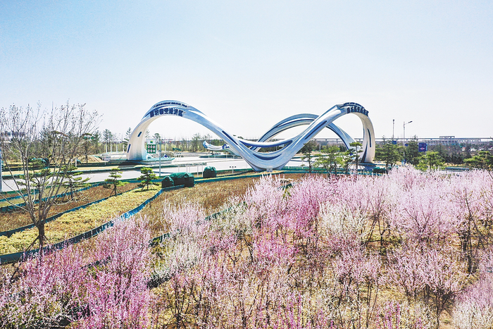     廊坊临空经济区生机盎然，这是廊坊临空之门。    河北日报通讯员 刘 岩摄