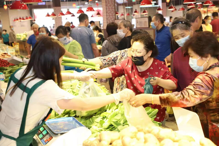 竞秀区乐凯农贸市场的新鲜蔬菜交易火爆。王雅璇摄