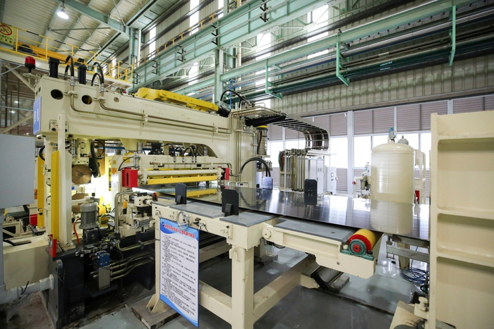 图为广西北港新材料有限公司精密带钢生产线。（刘臣东摄）