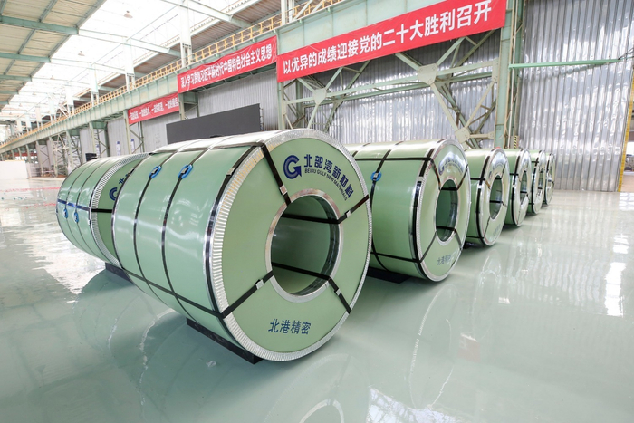 广西北港新材料有限公司生产的BA板新品正式下线。（刘臣东摄）