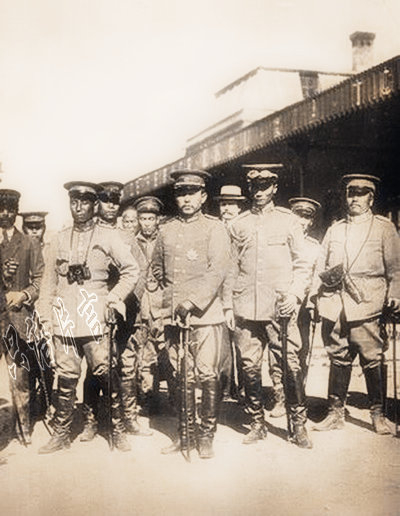 吴禄贞（中）1911年在石家庄火车站的留影。