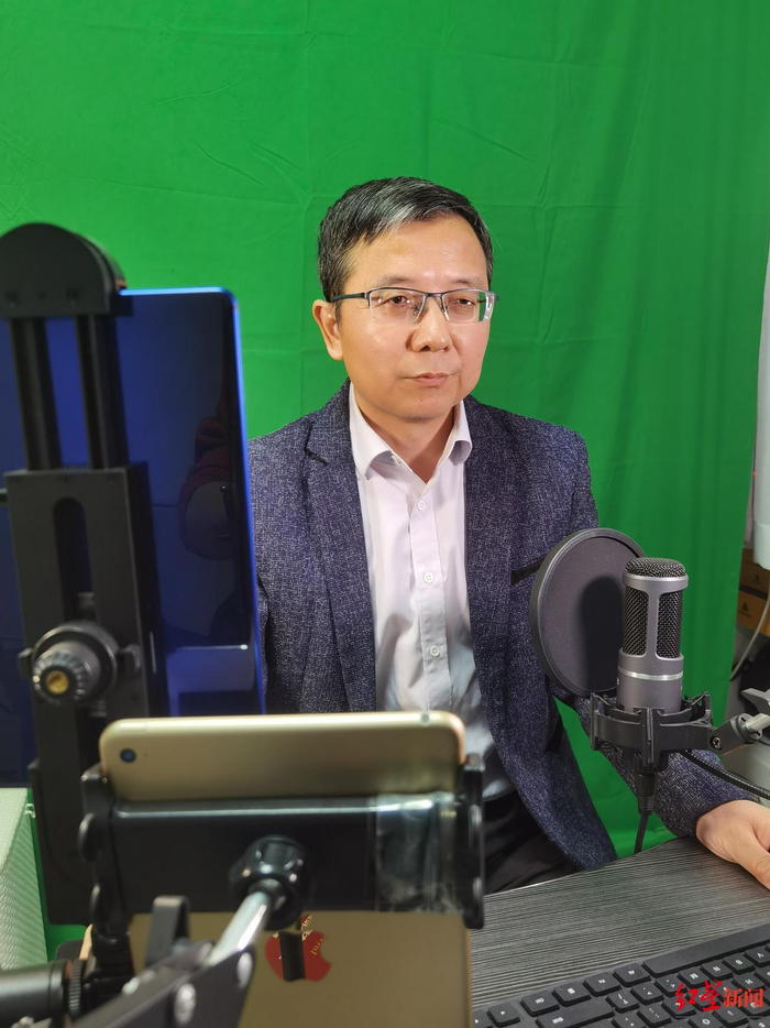 ↑进行直播的李旭