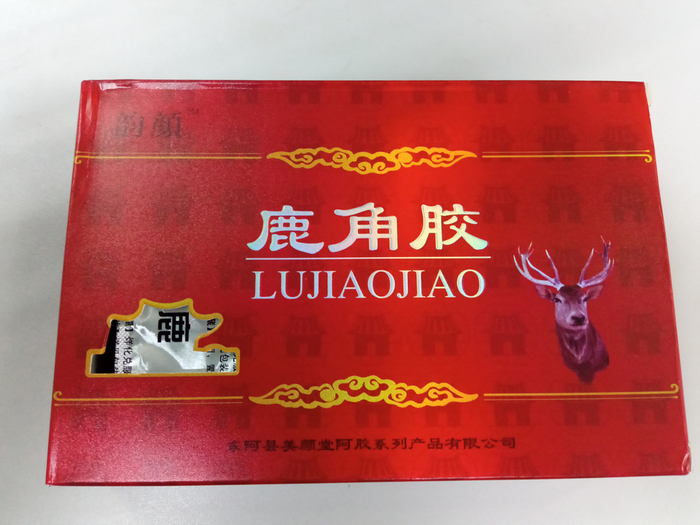 ▲查获的鹿角胶经检测未含鹿角成分，被判定为假药。