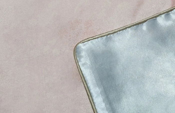 △单面真丝，反面（灰色）是优质聚酯纤维