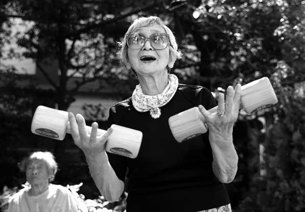 日本东京老人手举木质哑铃锻炼身体。