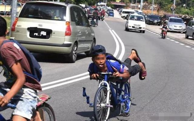 车水马龙的大街上骑蚊型自行车十分危险    图片来源：网络