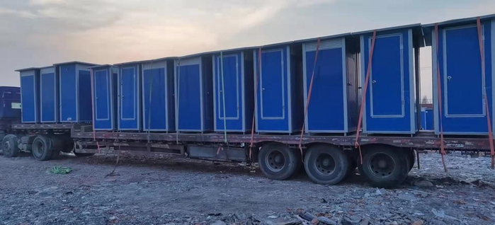 　　4月8日，162个移动厕所在运往上海国家会展中心方舱医院途中