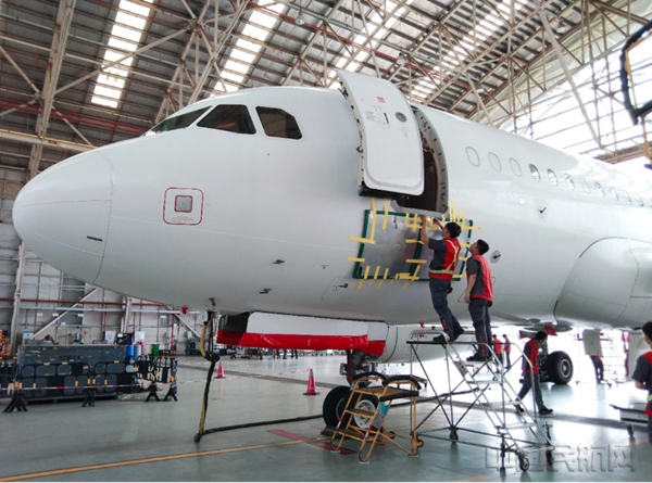 海南安捷机务人员进行公务机维修（本文图片均由海航提供）