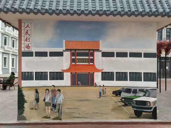 开滦路美食风情街的彩绘墙。（图片由王珊珊提供）